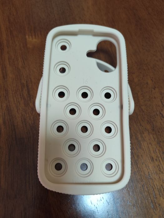 Capa iPhone 16 estilo Crocs