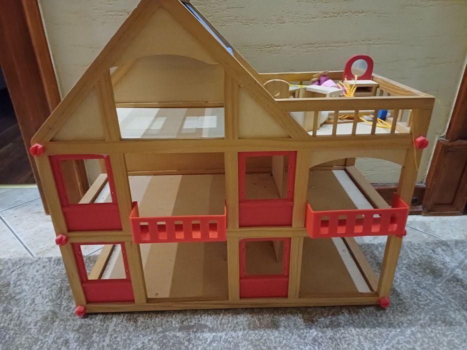 Drewniany domek z mebelkami
