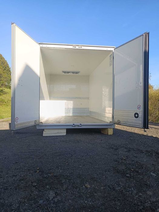 Komora chłodnicza zewnętrzna izotermiczna.