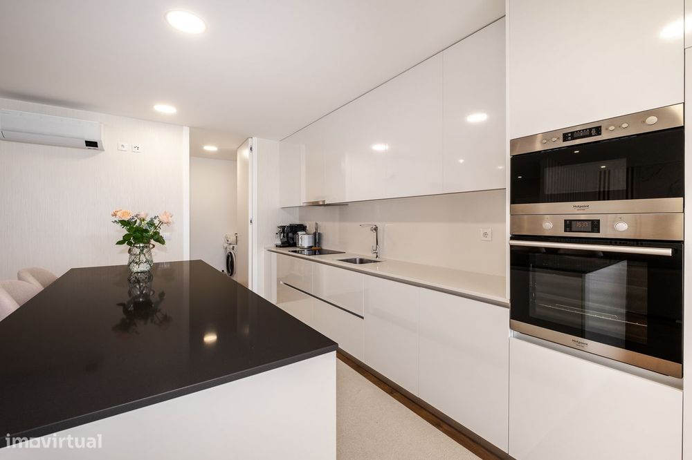 Apartamento T3 com Suite, Closet, Jardim Privado e Garagem Dupla