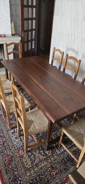 Mesa em madeira maciça 1,80 x 85 cm, com 8 cadeiras