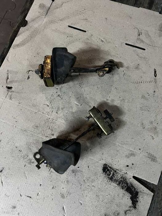 Обмежувач передньої двері правий Mercedes Sprinter / Volkswagen LT