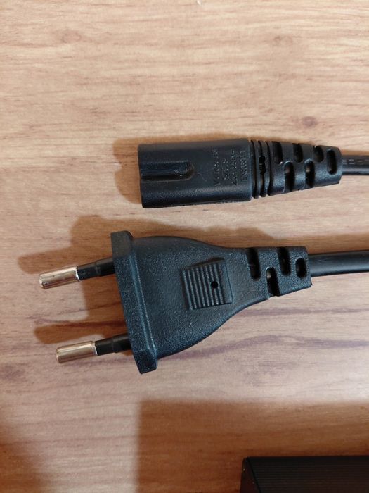 Універсальна зарядка для ноутбука