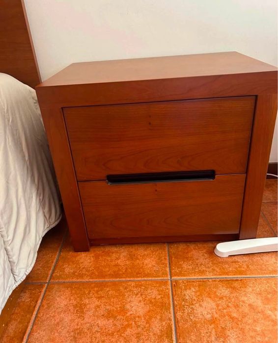Quarto com mesa cabeceiira e comoda