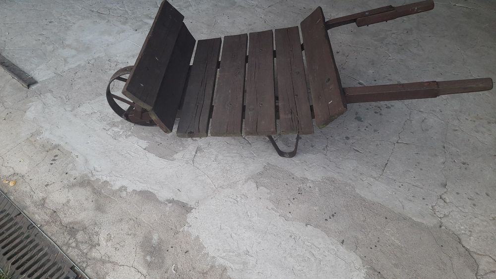Taczka z metalowym kółkiem