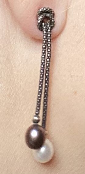 Продам дві сережки із натуральними перлинами - біла і чорна