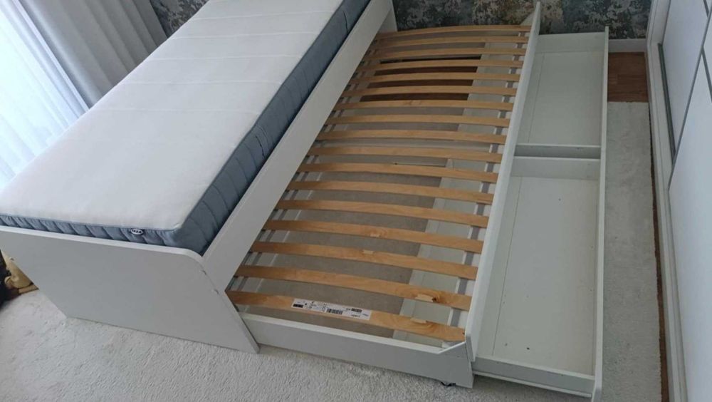 Cama Branca e colchão IKEA