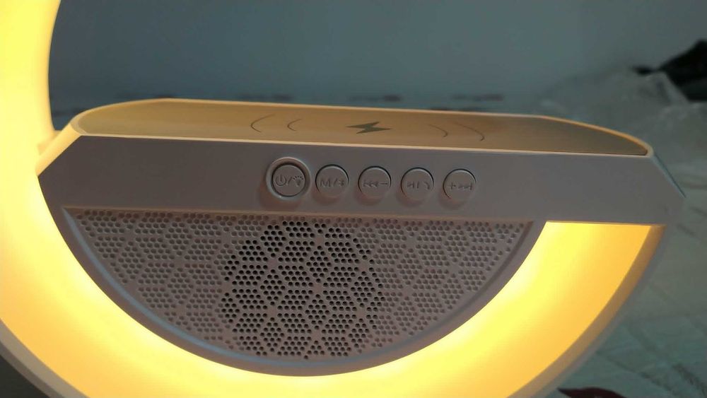 Coluna led com carregamento wireless BT2301, bom estado.
