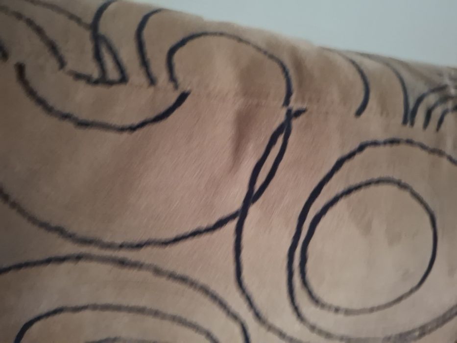 Sofa de dois lugares . Castanho revestido por um  tecido aveludado.