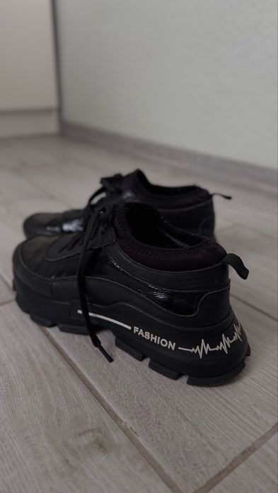 Шкіряні кросівки, в ідеальному стані