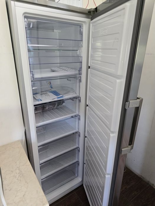 Продам морозильную камеру Beko RFNE312E23X