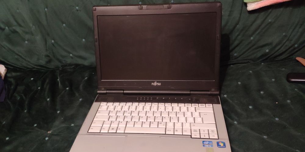 Dwa laptopy HP dv6 i Fujitsu Lifebook S751