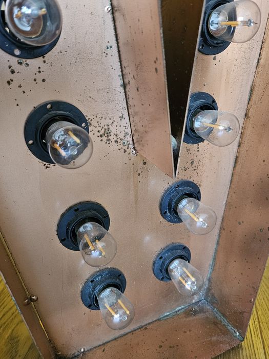 Neon lampa litera teatr loft