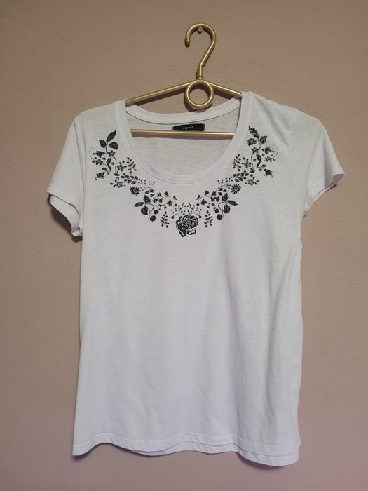 Koszulka T-shirt biala z czarnym wzorkiem kwiatowym