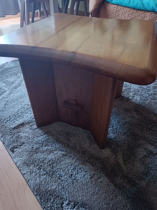 Mesinha de sala em madeira