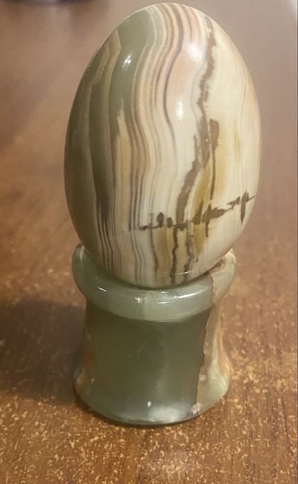 Статуэтка яйцо на подставкн