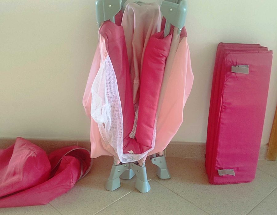 Cama de bébé dobravel com muitos acessorios