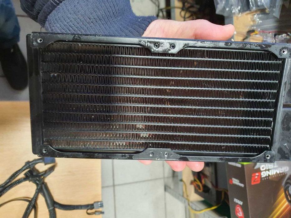 Радиатор 240 Alphacool в отличном состоянии. толщина 24 мм Медь