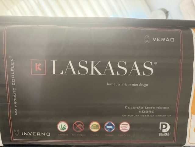 Conjunto de duas camas sommier com cabeceiras em veludo da marca Laskasas