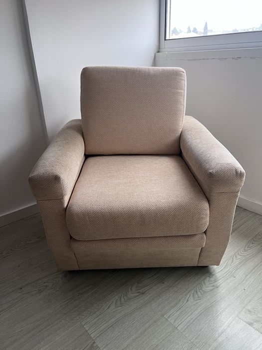 Vendo poltrona bege. Para desocupar.