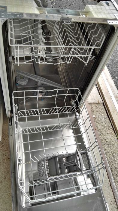 Wąska zmywarka do naczyń marki WHIRLPOOL, szeroka na 45 cm