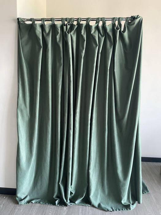 Штори, зеленого кольору, можуть йти в примірочну