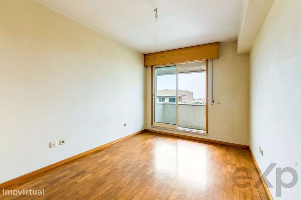 T1 no 4.º e último piso com elevador, varanda poente, garagem e vistas