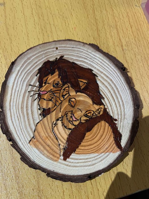 Enfeites de Natal gravado na madeira