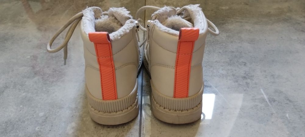 Buty na zimę dla dziewczynki roz. 25( dł. 16 cm)