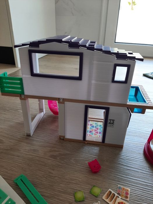 Medium Dollhouse64862264399105122