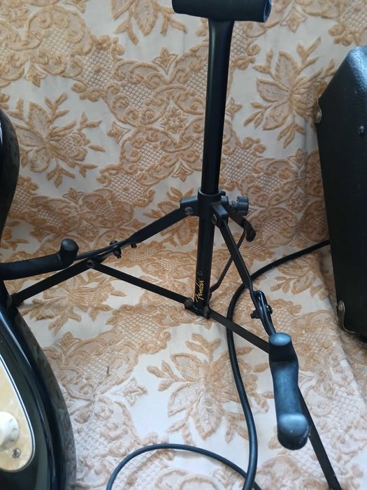 Guitarra Elétrica Squier Fender + Amp + Saco como novo