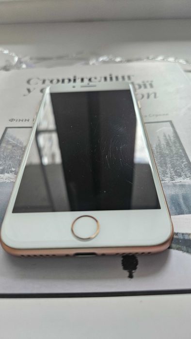Телефон iPhone 8