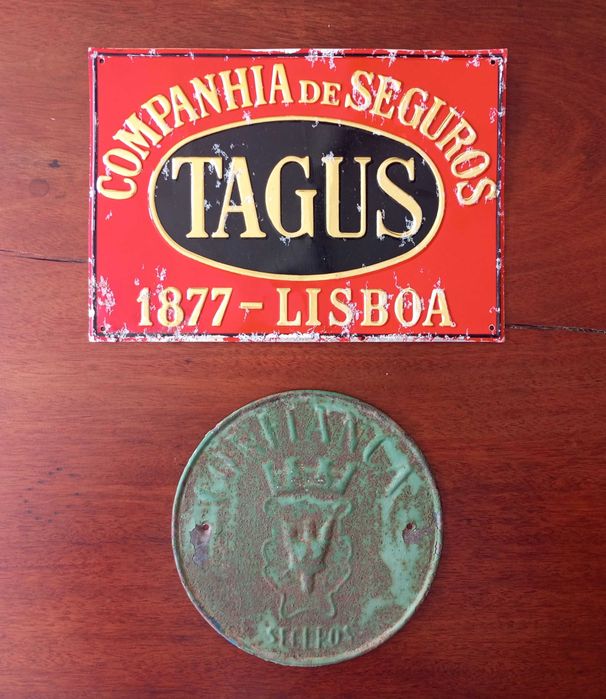 Antiga placa Companhia de Seguros Tagus e placa de Seguros Confiança