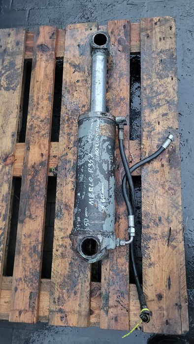 Siłownik  poziomowania łyżki  merlo P34.7