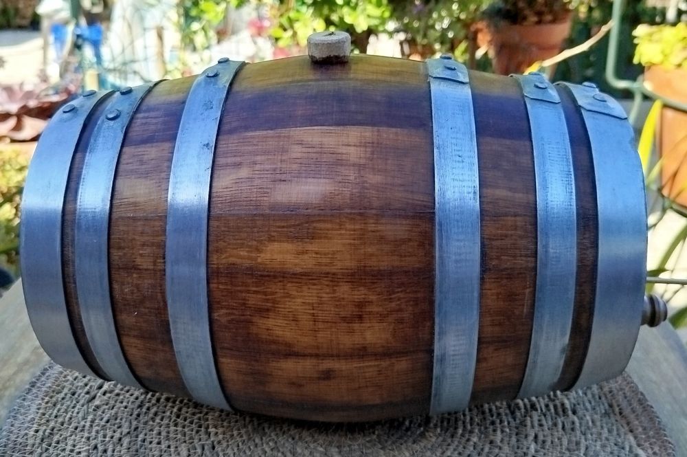 Pipa de aguardente muito antiga com suporte e torneira.