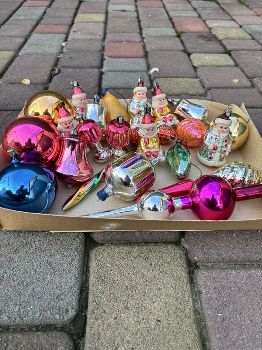 Новорічні стекляні іграшки на ялинку