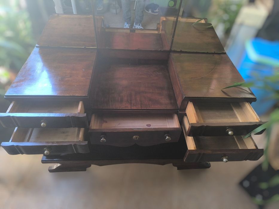 Penteadeira Antiga com Espelho Tripartido – Madeira Maciça
Vendo li