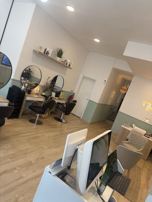 Arrendam-se Mesa de Manicure e Cadeira de Cabeleireiro – Salão em Lisboa