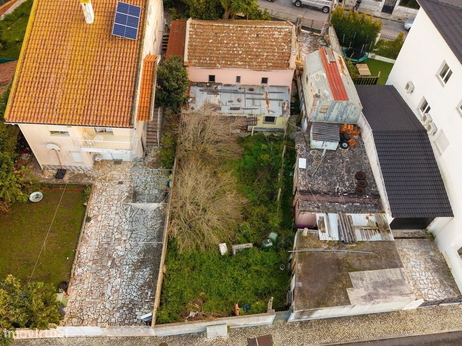 Moradia T2 para Remodelar em Lote de 405m2 em Queijas | Próximo do Est