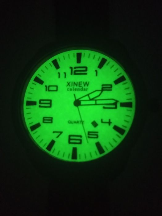 Zegarek kwarcowy z datownikiem.