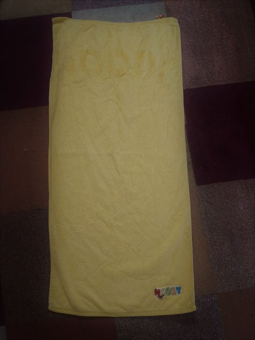 2 toalhas Noddy em excelente estado. Cor amarelo canário.