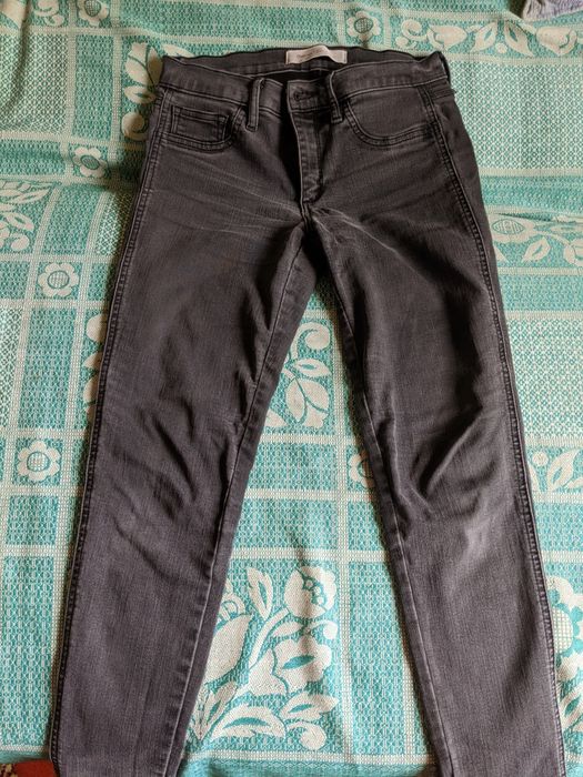 Речі пакетом джинси, шорти, бріджи, плаття.