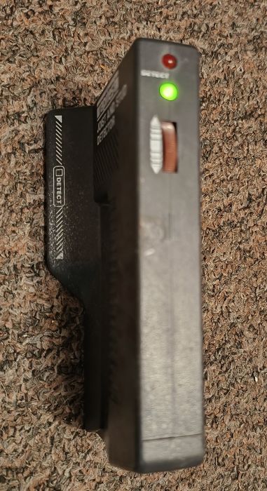 Wykrywacz przewodów i metalowych elementów w ścianach