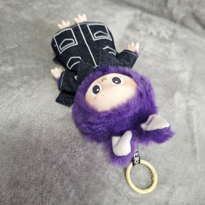 Unikatowy fioletowy labubu w płaszczu