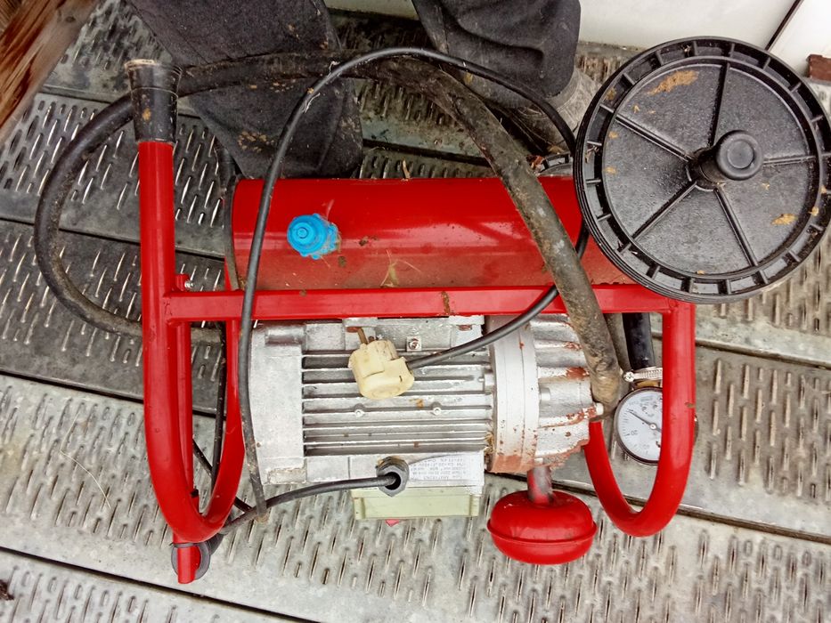 Доїльний апарат Бурьонка.Був у використанні приблизно пів року.