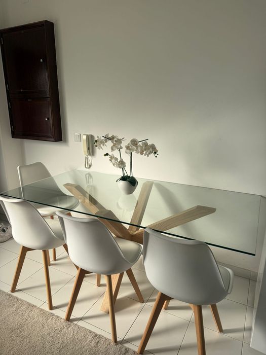 Mesa de Vidro com 4 cadeiras brancas