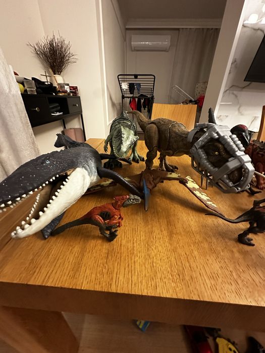 Jurassic World T rex Gigantozaur Mozozaur Velociraptor i inne + ksiazka