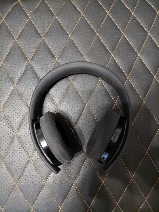Sony Gold Wireless Headset Playstation навушники б/в 
Повний комплект.
Повністю робочі.
Потрібна заміна амбашюрів.
Вартість 1600 грн.