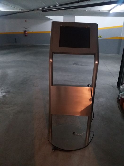 Expositor com computador incorporado430804722863329281