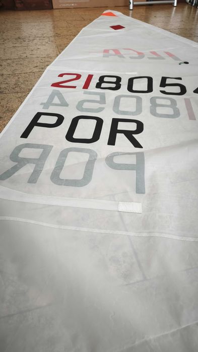 Vela ILCA4 (Laser4.7), com réguas, marca Hyde, em bom estado, com 2 campeonatos apenas